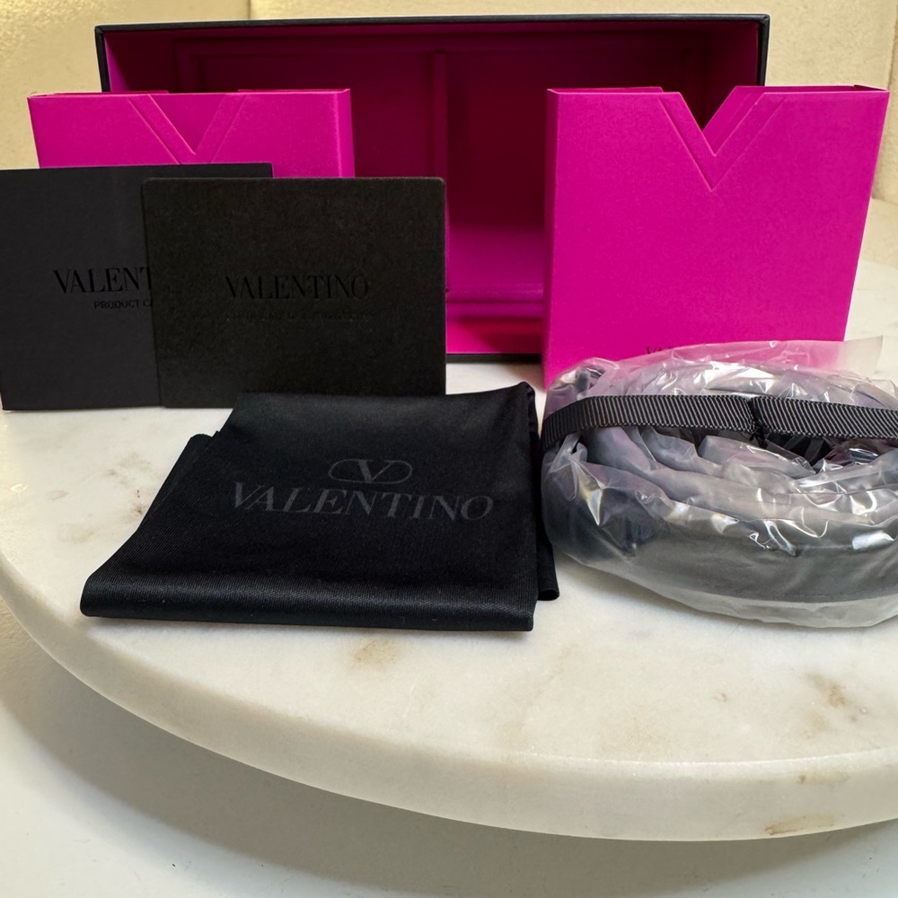 ❣️Buyer Appreciation❣️READ👇 Valentino Sunglasses w/ Crossbody Bag MSRP $799 - Picture 3 of 16